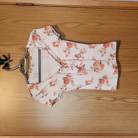 Beautiful floral top - Picture 1 of 3